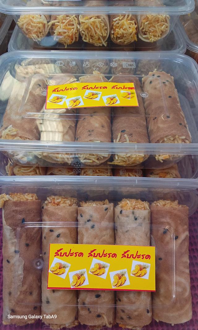 ขนมหมี่ม้วนชวนชิม(เป็นทองม้วนสอดไส้หมี่กรอบ)มี8รสชาดคือรสดั้งเดิม,รสสับปะรด,บลูเบอร์รี่,ชามะนาว,ชาเขียวมะนาว,มะม่วง,บ๊วย,พริกเผา รูปย่อยที่ 4