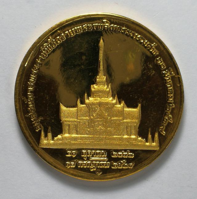 K12 เหรียญ อนุสรณ์การพระราชพิธีถวายพระเพลิงพระบรมศพ ปี39 ชุบทองลงยา สวยมาก 2