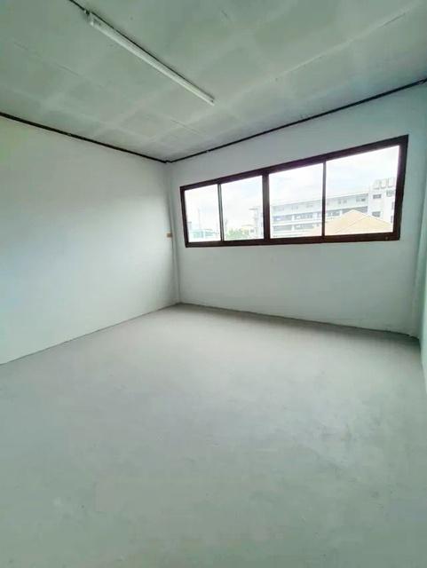 รพ.เซนต์หลุยส์ 2.6 กม. สาธุประดิษฐ์30-38 นานาชาติคิงส์คอลเลจ 1กม. อาคารพาณิชย์ 4ชั้น 320ตร.ม. บ้านเปล่า 6นอน เซ็นทรัล พร 8