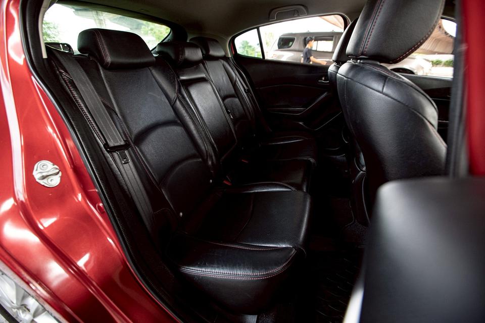 Mazda 3 Skyactiv 2.0C Hatchback ปี 2015 สีแดง 14
