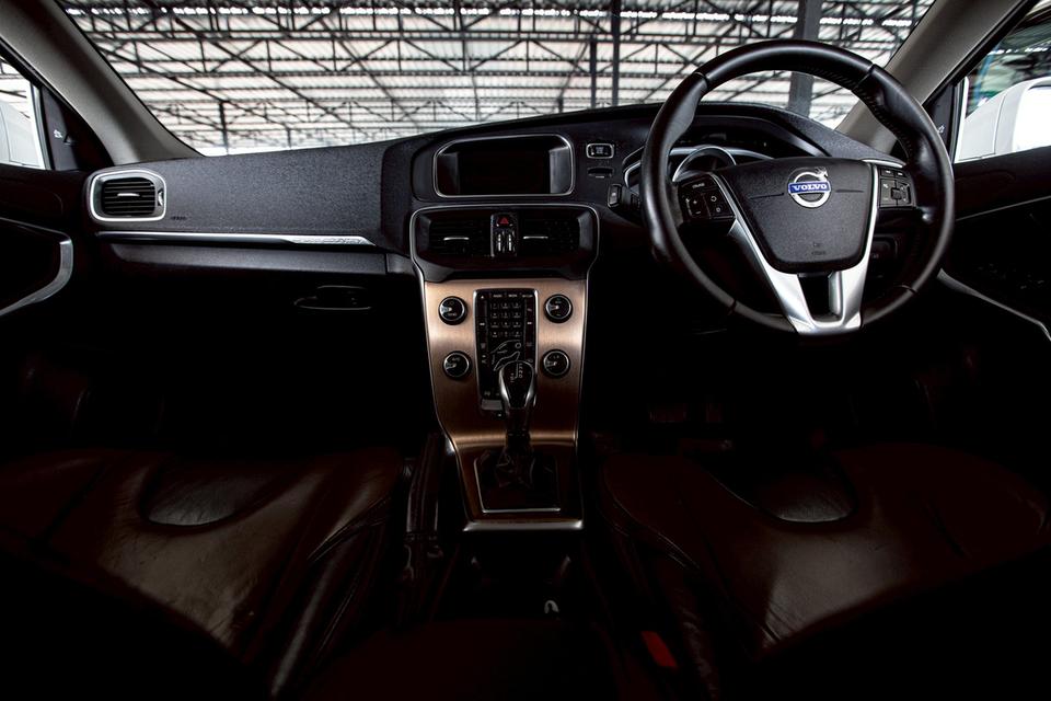 Volvo V40 T5 S 2.0 AT ปี 2014 สีขาว สภาพดีมากๆ  16