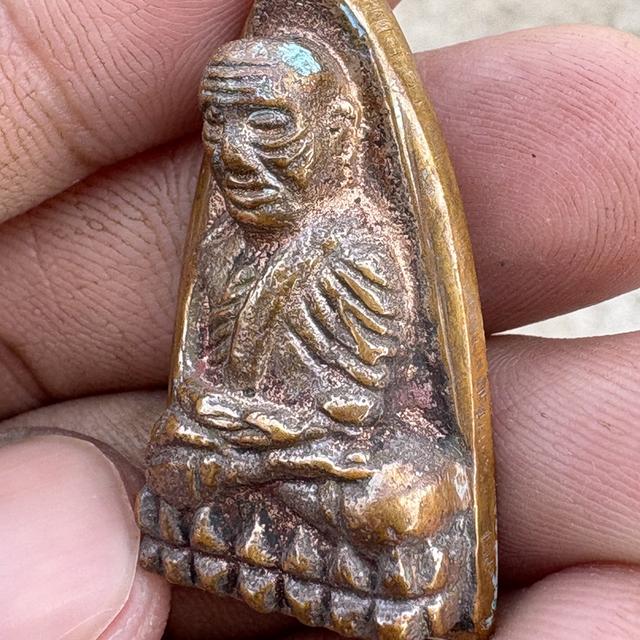 หลวงปู่ทวด วัดช้างให้ พิมพ์หลังเตารีด ปี05 เนื้อนวะโลหะ รูปที่ 8