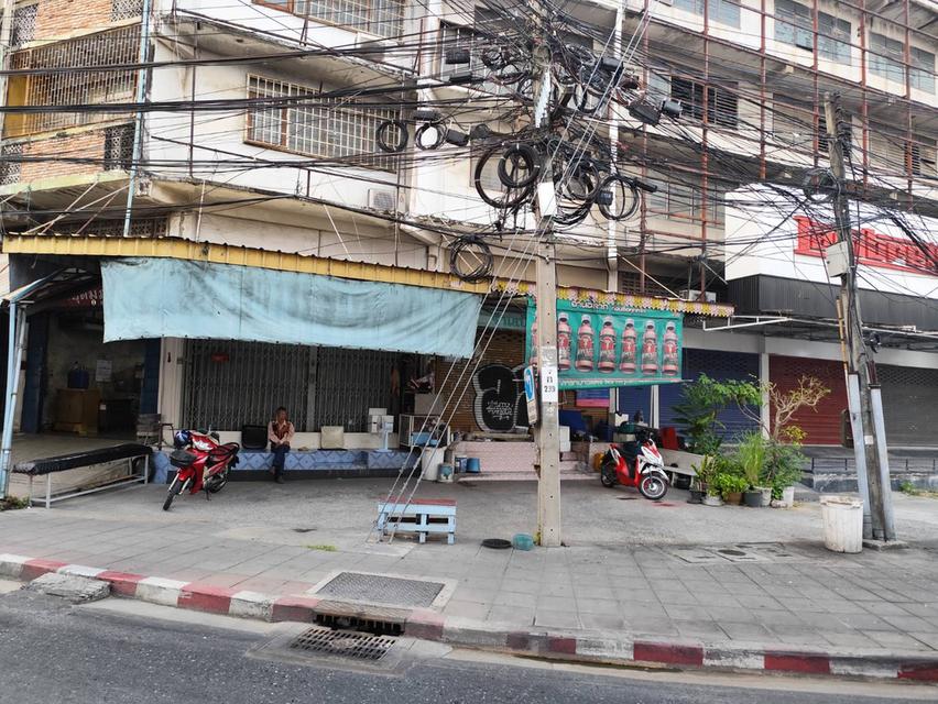 ขายหรือให้เช่าตึกแถว แยกอุดมสุข ไม่มีจอดรถ แต่จอดปั้มใกล้ๆ ติดถนนใหญ่ ใกล้บีทีเอส 6