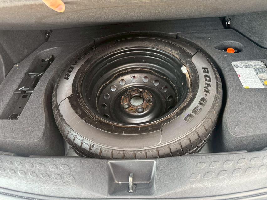 ขายรถ Toyota C-HR 1.8 Mid ปี 2019 สีขาว เกียร์ออโต้ 18