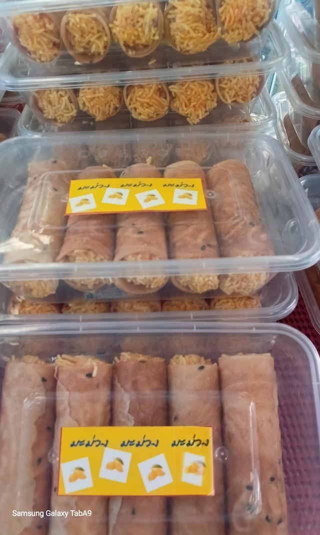 ขนมหมี่ม้วนชวนชิม(เป็นทองม้วนสอดไส้หมี่กรอบ)มี8รสชาดคือรสดั้งเดิม,รสสับปะรด,บลูเบอร์รี่,ชามะนาว,ชาเขียวมะนาว,มะม่วง,บ๊วย,พริกเผา รูปที่ 8