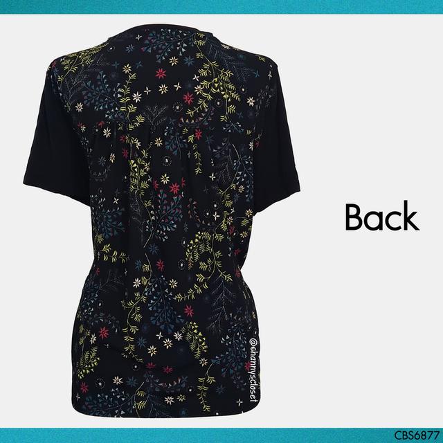 USED Marks & Spencer - Black Floral T-Shirt | เสื้อยืดสีดำ สีเหลือง ลายดอก แขนสั้น คอกลม ทรงใหญ่ สาวอวบ แท้ มือสอง