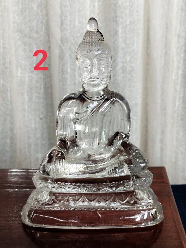 2.พระแก้วยุคเก่า สีขาวใส 
องค์ที่2  หน้าตัก3นิ้วครึ่ง สภาพสมบูรณ์ 
บูชา2700บาท 1