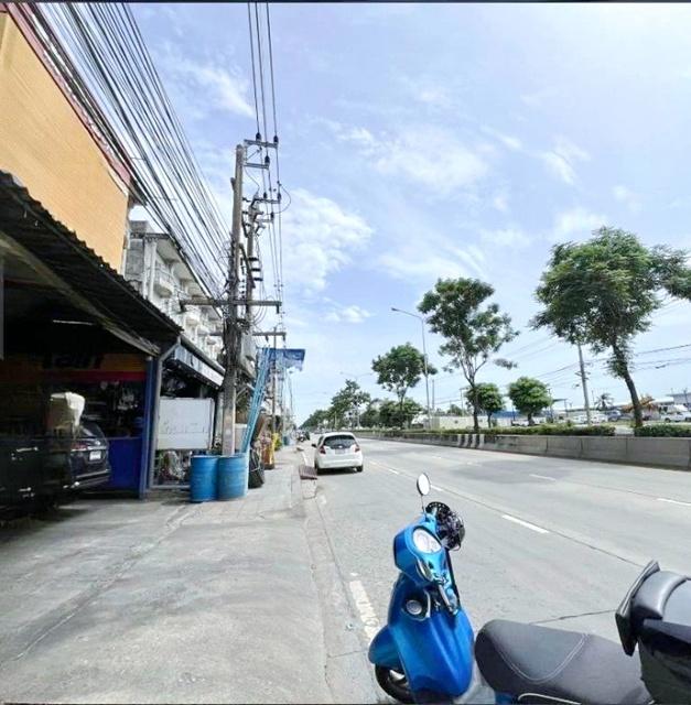 มีพื้นที่ด้านหลังบ้าน กว้างใหญ่ 29ตร.วา. 359 ตร.ม. 3 นอน ตลาดบ้านฟ้า เลอมาร์เช่ 3กม. ถ.นิมิตรใหม่ ให้เช่าอาคารพาณิชย์ 3. 1