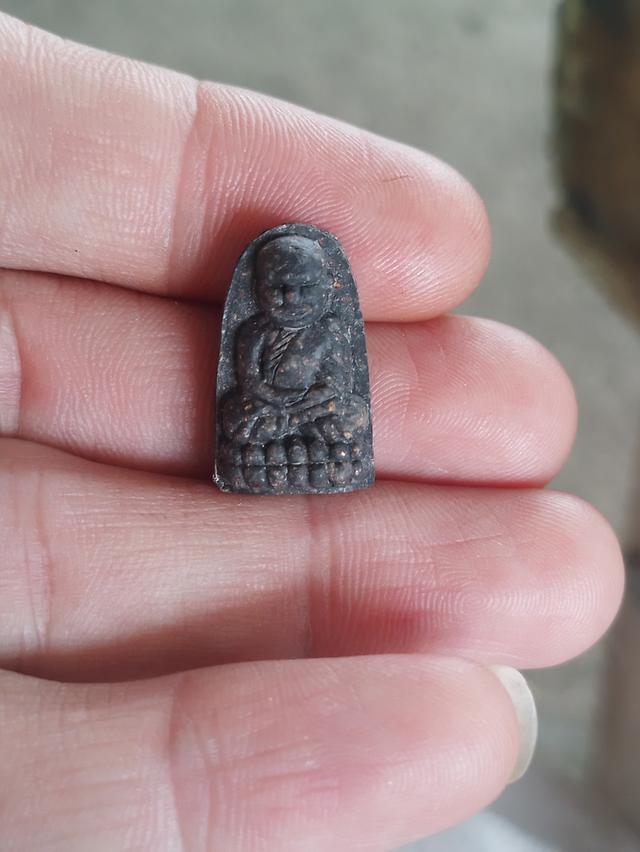 หลวงปู่ทวดวัดช้างให้และพิมพ์เล็กหลังลายนิ้วมือมีจุด6จุดวัดห้วยมงคล