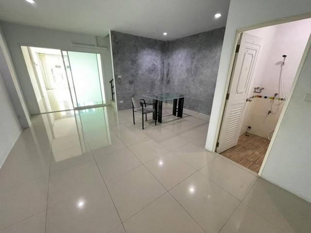 PB5966ให้เช่า ทาวน์โฮม 3ชั้น รีโนเวทใหม่ หมู่บ้านสัมมากร ซอยรามคำแหง110 เขตสะพานสูง ใกล้รถไฟฟ้าสายสีส้ม 5