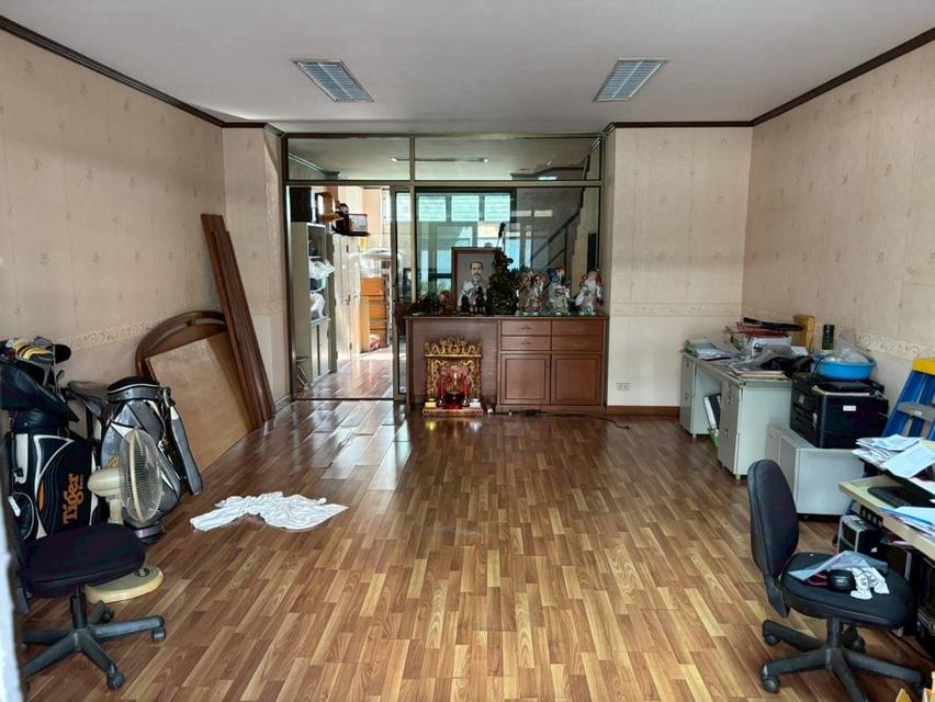 โฮมออฟฟิศ 4 ชั้น ใกล้รถไฟฟ้า ราคาพิเศษ กู้ได้เต็ม 2 ห้องนอน 4 ห้องน้ำ 3