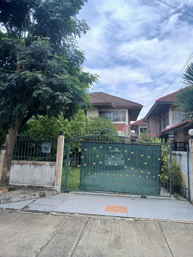 ขายบ้านมือสองหัวมุมส่วนตัวมากและใหญ่ อยู่ในหมู่บ้าน วัชรพล 88 ตร.วา 1