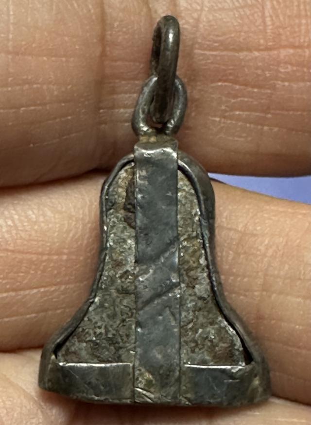 พระปิดตาเนื้อชิน เลี่ยมจับขอบเงิน เก่าๆไม่ทราบที่ 2