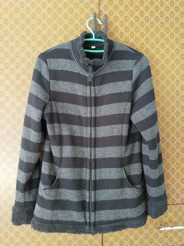 เสื้อกันหนาว uin qlo