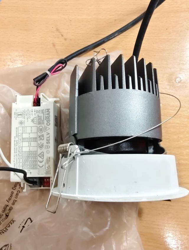 ขายโคมไฟฟ้าหลอด LED ยี่ห้อ L&E 27W 220V CCT3000K IP20 รูปย่อยที่ 1