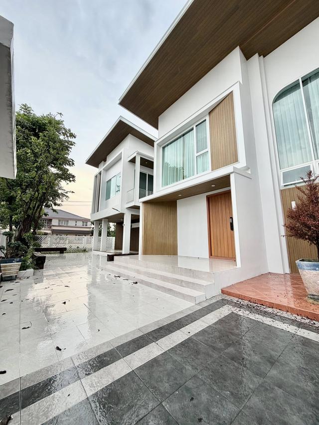 บ้านหรู สไตล์โมเดิร์นเรือนคู่ บ้านเดี่ยวสร้างใหม่ทั้งหลัง ย่านพุทธมณฑลสาย 3 2