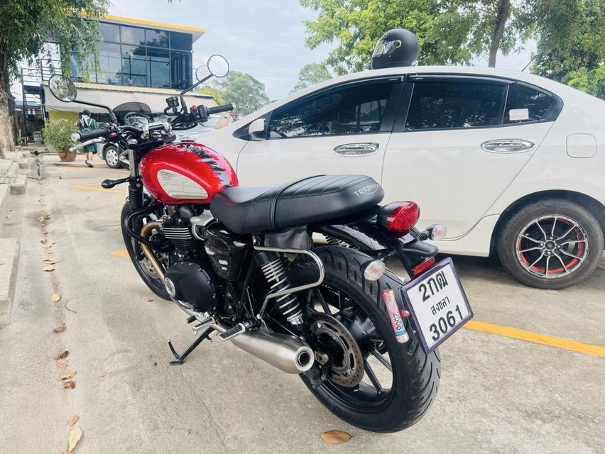 Triumph speed stwin 900