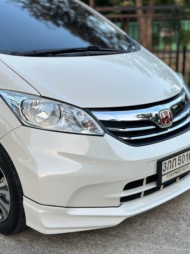 Honda Freed สีขาว 2