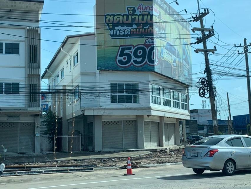 ขายอาคารพาณิชย์สามชั้น 2 คูหา  ห้องหัวมุม แยกหนองตาโพน อ.เมือง จ.อุบล 86 ตรว. ตึกใหม่ไม่เคยเข้าอยู่ ขายราคา 10.9  ล้านบาท รวมค่าโอนแล้ว 1