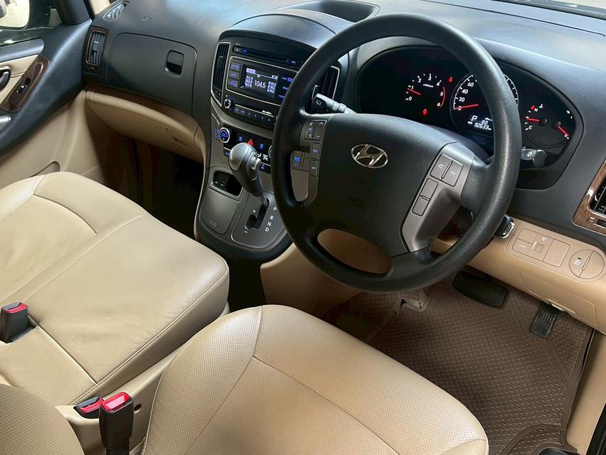 Hyundai H-1 2.5 Touring Van 6