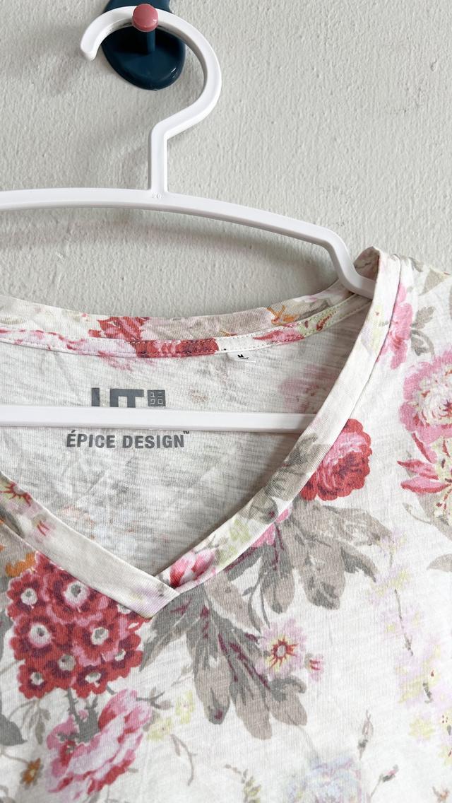 ยุนิM เสื้อยืดหญิงคอวีสีขาวลายดอก รูปที่ 4