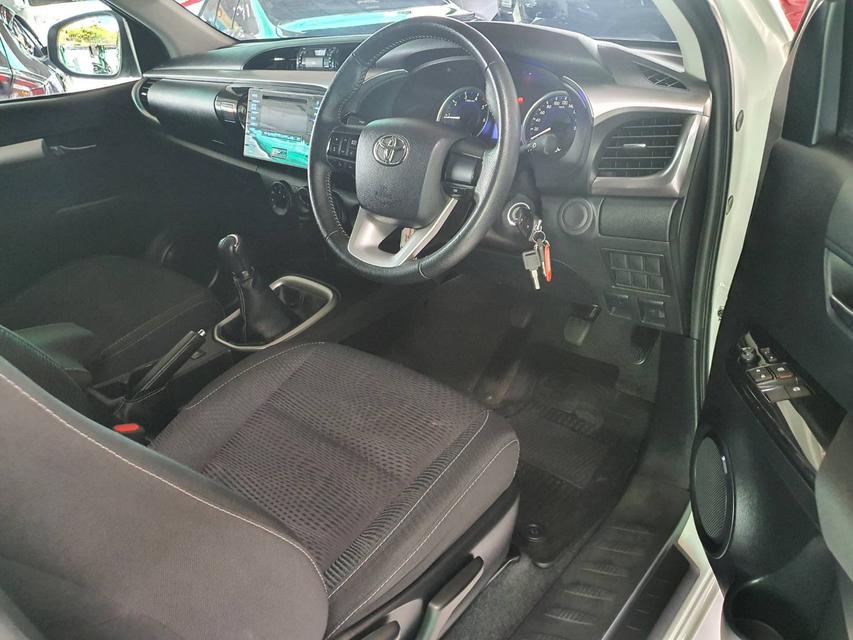 รูป Toyota Hilux Revo 2.4E Smart cab สีขาว ปี 2018พร้อมหลังคา 3