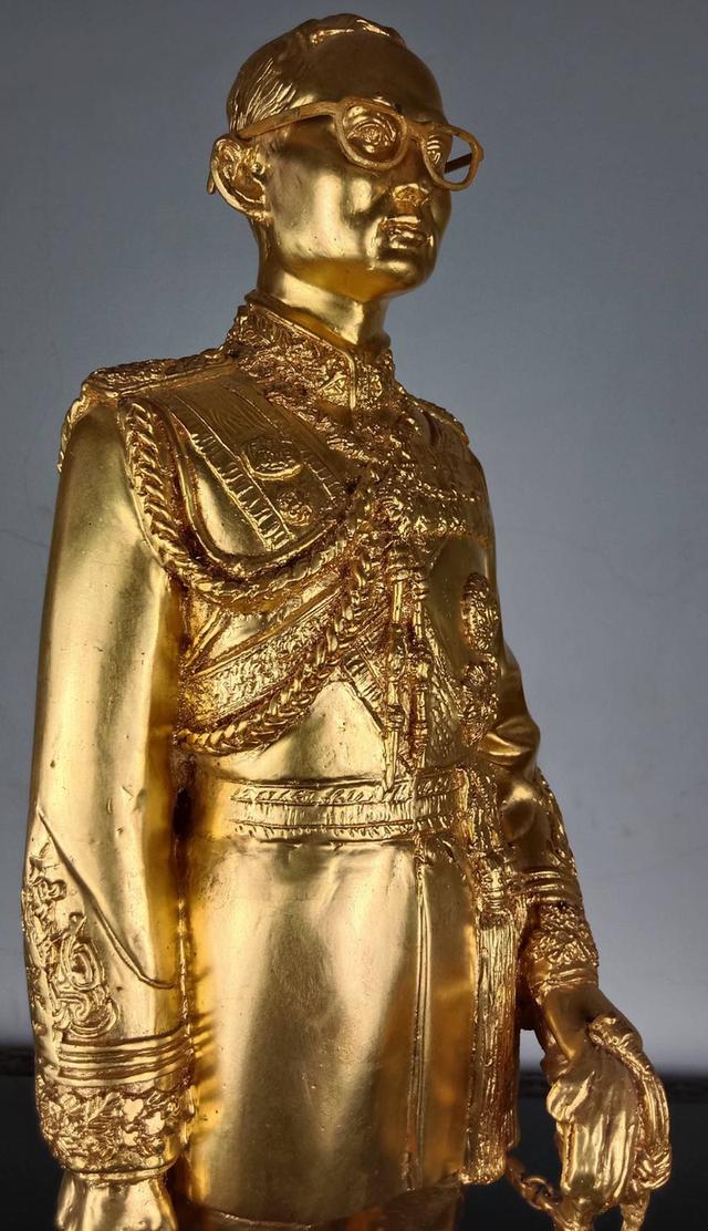 69.พระบรมรูปหล่อโลหะในหลวงรัชกาลที่9 พระบาทสมเด็จพระปรมินทรมหาภูมิพลอดุลยเดช(ทอง) รูปที่ 9