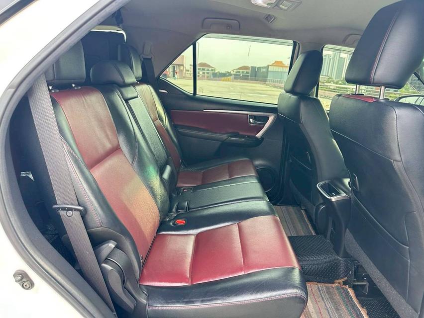 Toyota Fortuner 2.8 TRD เกียร์ออโต้ 4WD สีขาวมุก ปี 2017 จด2017 แท้ 14