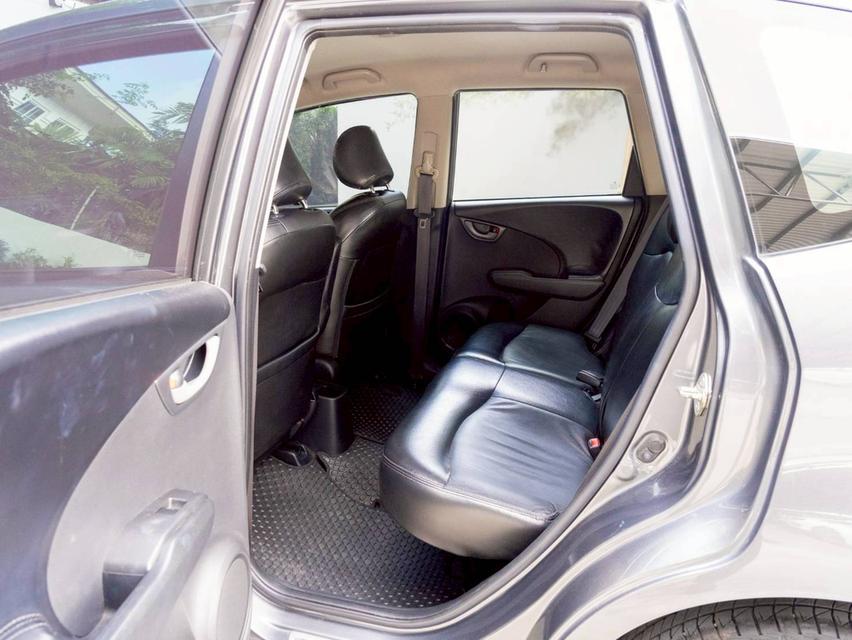 Honda jazz 1.5SV ปี 2012 Sาคา : 289,000 บ. วิ่งน้อย 8 หมื่น km.   ฟรีดาวน์  16