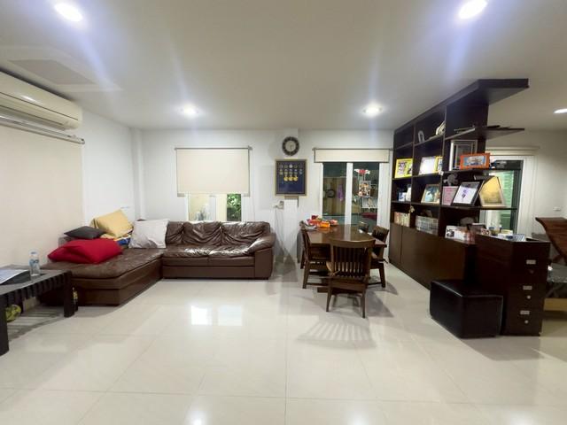 บ้านเดี่ยว 2 หลัง เชื่อมถึงกัน SKY ดอนเมือง – สรงประภา 111 ตร.วา 6 นอน 6 น้ำ เดินเชื่อมเข้าหากันได้ เหมาะสำหรับครอบครัวใ 3
