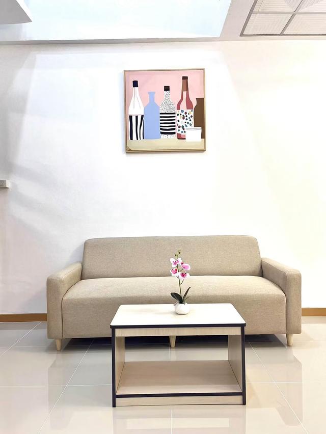 หมู่บ้านบัวทองธานี ฝั่งตรงข้ามสมบัติบุรีทาวน์เฮ้าส์  2 ชั้น  บ้านไล่ระดับ เพดานสูงโปร่ง ตกแต่งใหม่พร้อมอยู่ 6