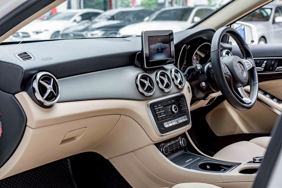 รหัสรถ NP7165 BENZ GLA200 1.6 URBAN 2021 7