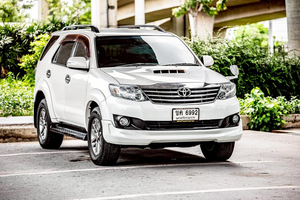 TOYOTA FORTUNER 3.0V ภายในดำ สีขาว ปี 2012 เกียร์ออโต้