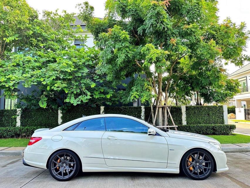 BENZ E250 COUPE AMG หลังคาแก้ว สีขาว เบาะแดง ปี 2012 อ็อฟชั่นเต็มสุดครับคันนี้ รูปย่อยที่ 2