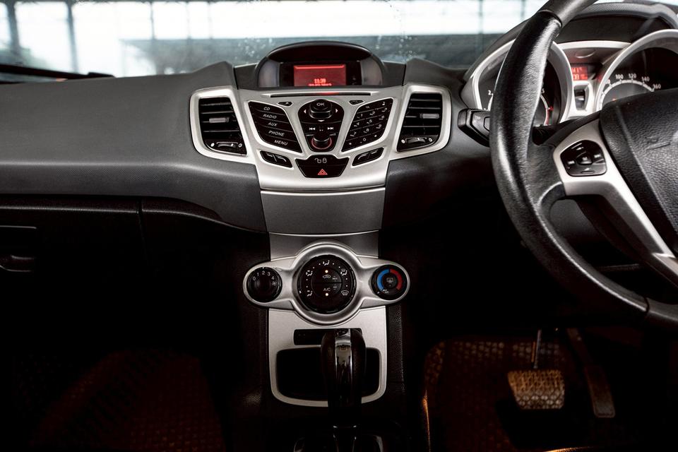Ford Fiesta 1.5 Sport 5 ประตู สีแดง เกียร์ออโต้ ปี 2013 มือเดียวป้ายแดง 16