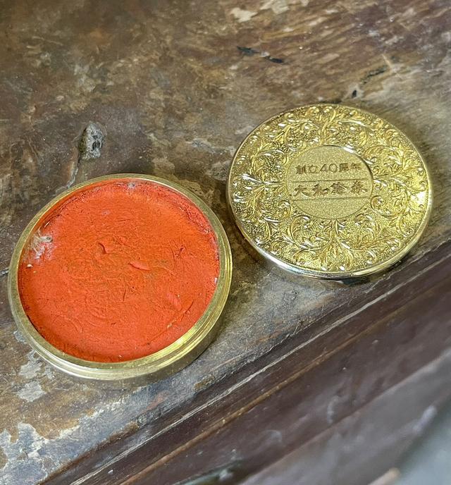 ตลับหมึกสีแดง ชุปทองคำบริสุทธิ์ 24K GP รุ่นฉลองครบรอบ40ปีShuniku ลายดอกเบญจมาศ 2