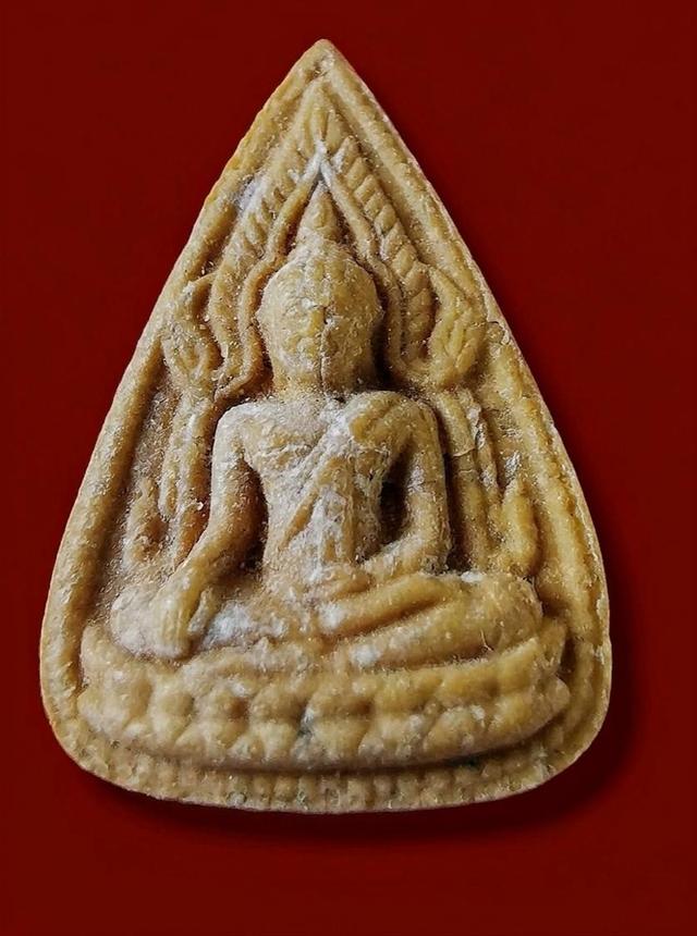พระพุทธชินราชทรงหยดน้ำ พิธีผูกพัทธสีมา เนื้อผงน้ำมัน ปี 2521 หลวงพ่อกวย