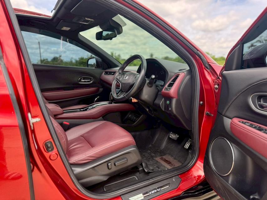 HONDA HRV 1.8 RS TOP SUNROOF (mnc)ปี 20 สีแดง  ออโต้  12