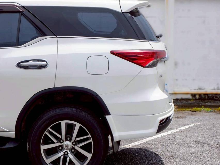 Toyota Fortuner 2.8 V เกียร์ออโต้ สีขาวมุก ปี 2015 9