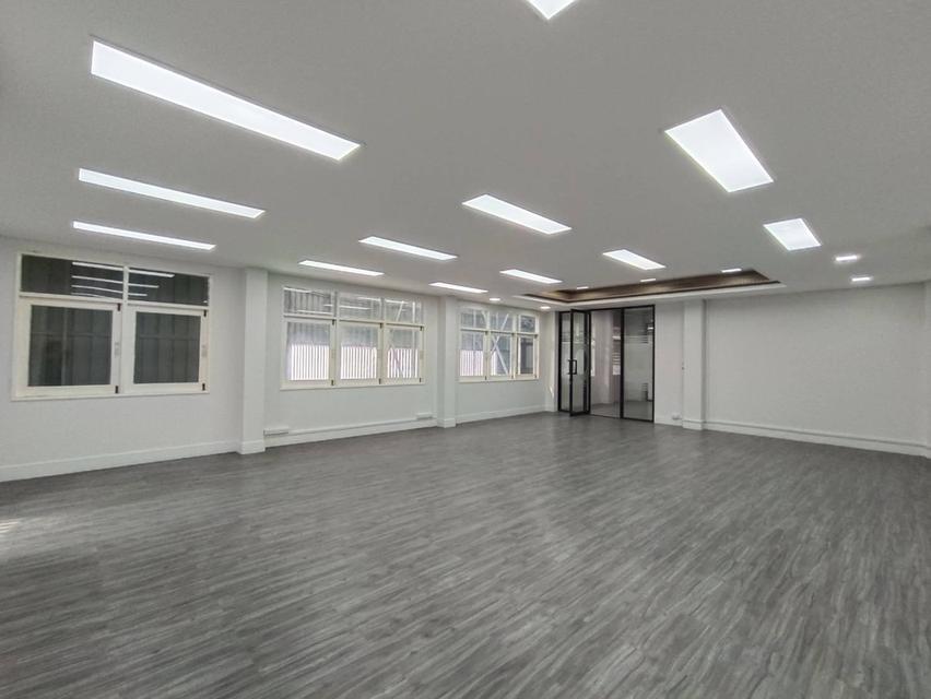 For Rent 4-fl. Office Building ( include rooftop) in Soi Convent , Silom 4