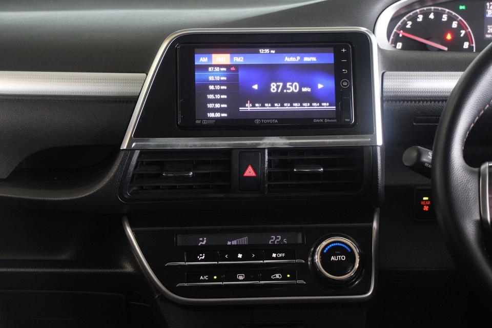 TOYOTA SIENTA 10