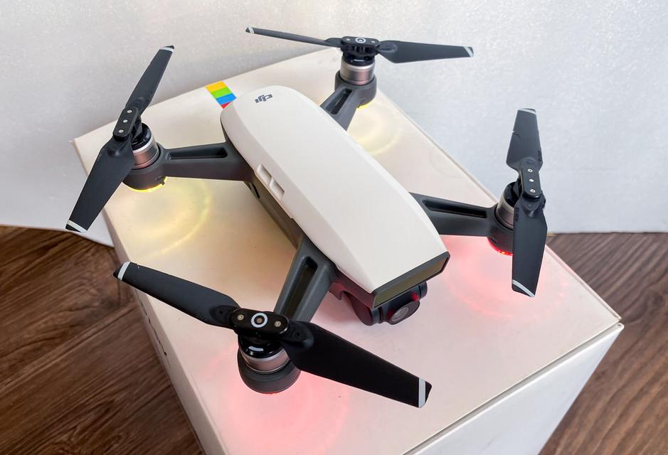 ขายโดรน DJI Spark Fly More Combo มือสอง สภาพดี พร้อมอุปกรณ์ครบ โดรนรุ่นนี้เหมาะสำหรับผู้เริ่มต้นหรือผู้ที่ต้องการอัปเกรดจากรุ่นเก่า   4