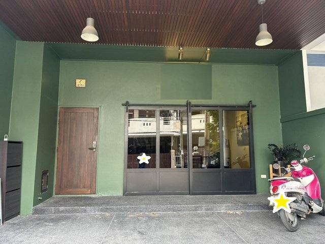 ให้เช่าโฮมออฟฟิส 3 ชั้นขนาดใหญ่ 48.5 ตรว. 5 ห้องนอน หมู่บ้านศรีวรา ทาวน์อินทาวน์ ใกล้เล่ียบด่วน 2