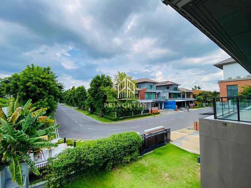 Grand Bangkok Boulevard Rama 9 A luxurious corner home located on New Krungthep Kreetha Road 20