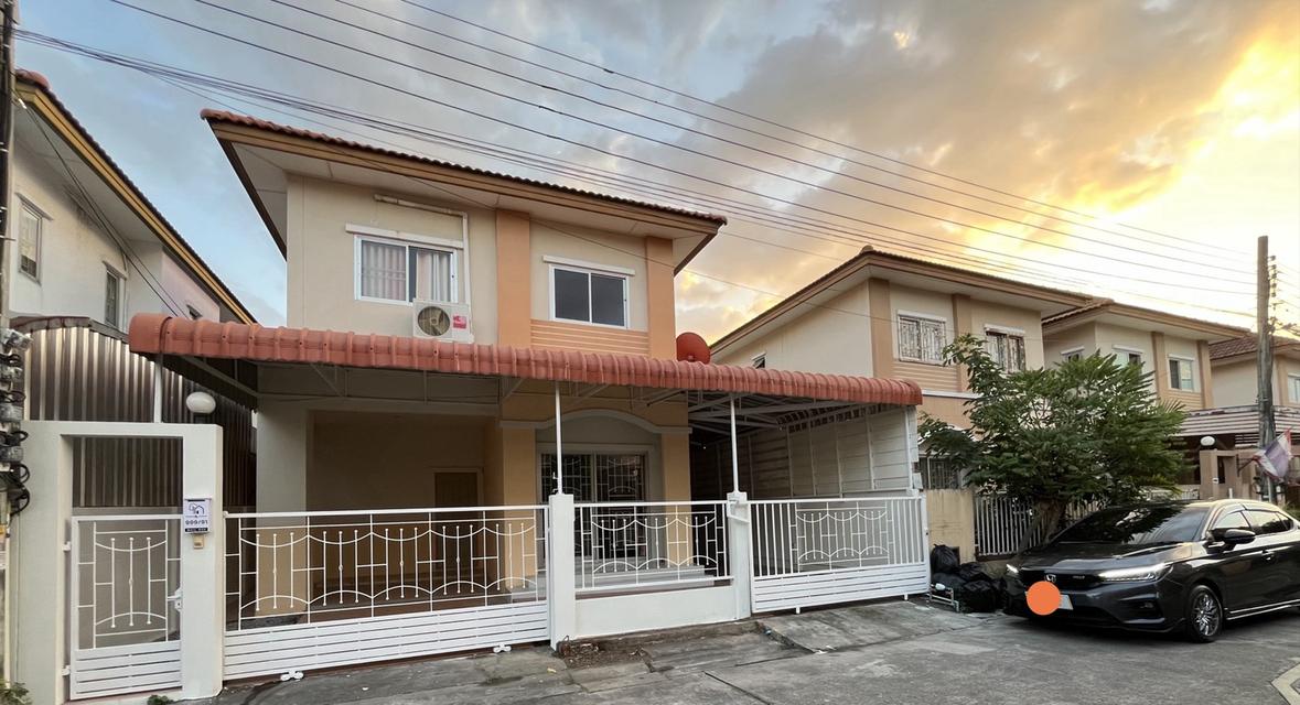 บ้านเดี่ยว 2 ชั้น 35 ตรารางวา 3 ห้องนอน 2 ห้องน้ำ ห้องเคาเตอร์ครัว โต๊ะกินข้าว โซฟา แอร์ เหล็กดัดและมุ้งลวด หมู่บ้านติดถนนแพรกษา หน้าหมู่บ้านมีเซ่เว่น 1