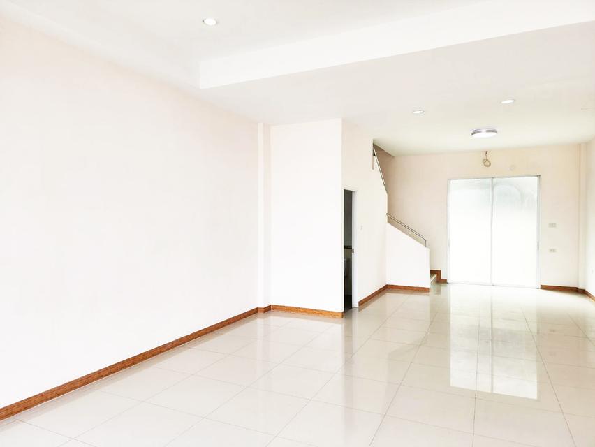 ให้เช่า อาคารพาณิชย์ 3 ชั้น ทำเลติดถนน ใกล้ตลาดลาดสวาย ลำลูกกา คลอง 4 ปทุมธานี หน้ากว้าง จอดรถสะดวก มีประตูกระจก พร้อมทำธุรกิจและพักอาศัย shophouse 5