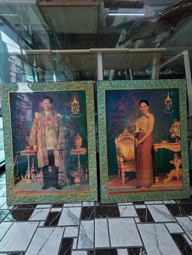 ชุด 2 ภาพรัชกาลที่ 9 และ พระราชินี พร้อมกรอบไม้ 8