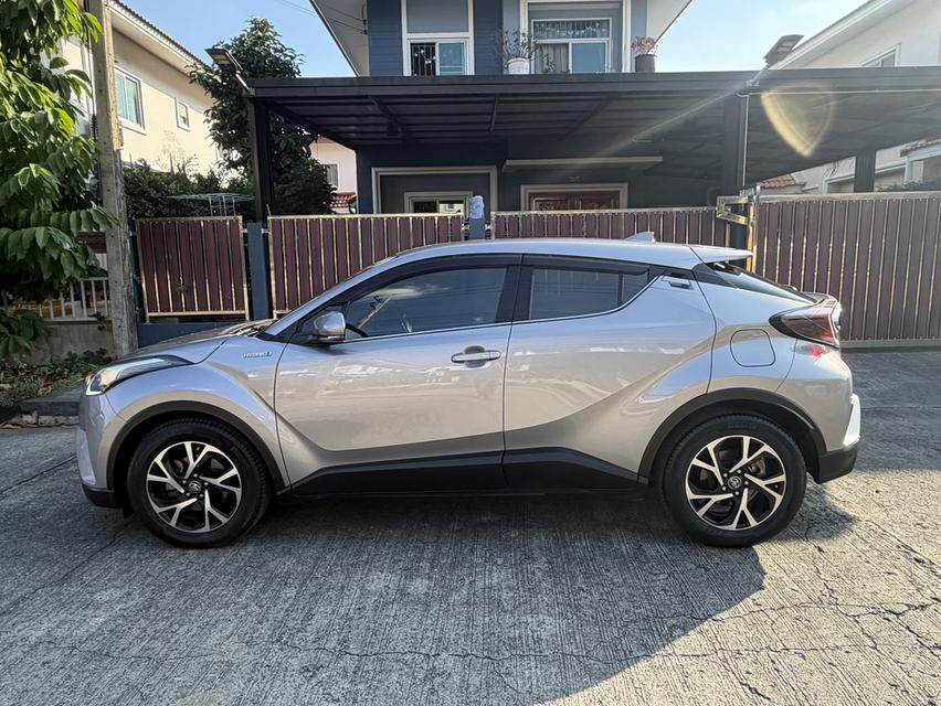 Toyota C-HR 1.8 Hybrid High (ตัวท็อป) ปี 2019 สีเทา 4