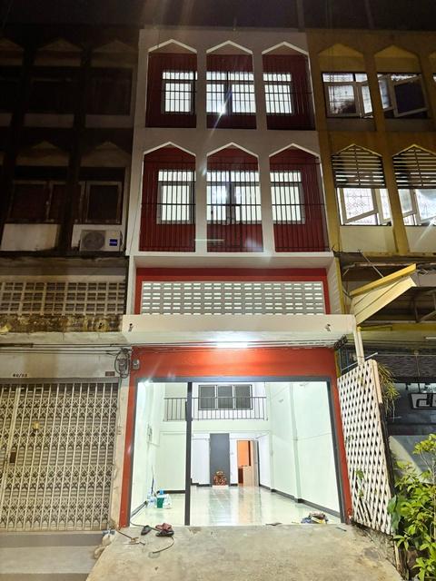 MRTรามอินทรา กม.8 2.9กม.ซอยเสรีไทย 44-52 สวนสยาม อาคาร 3.5 ชั้น 3 นอน 3 น้ำ 20 ตร.วา. 260 ตร.ม. แฟชั่นไอส์แลนด์ 3.5 กม. 8