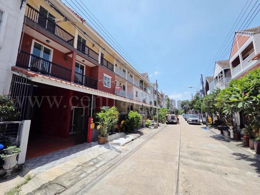 ทาวน์โฮม 3 ชั้น บ้านลูกกอล์ฟ พรีเมี่ยม เมืองทองธานี - ปากเกร็ด